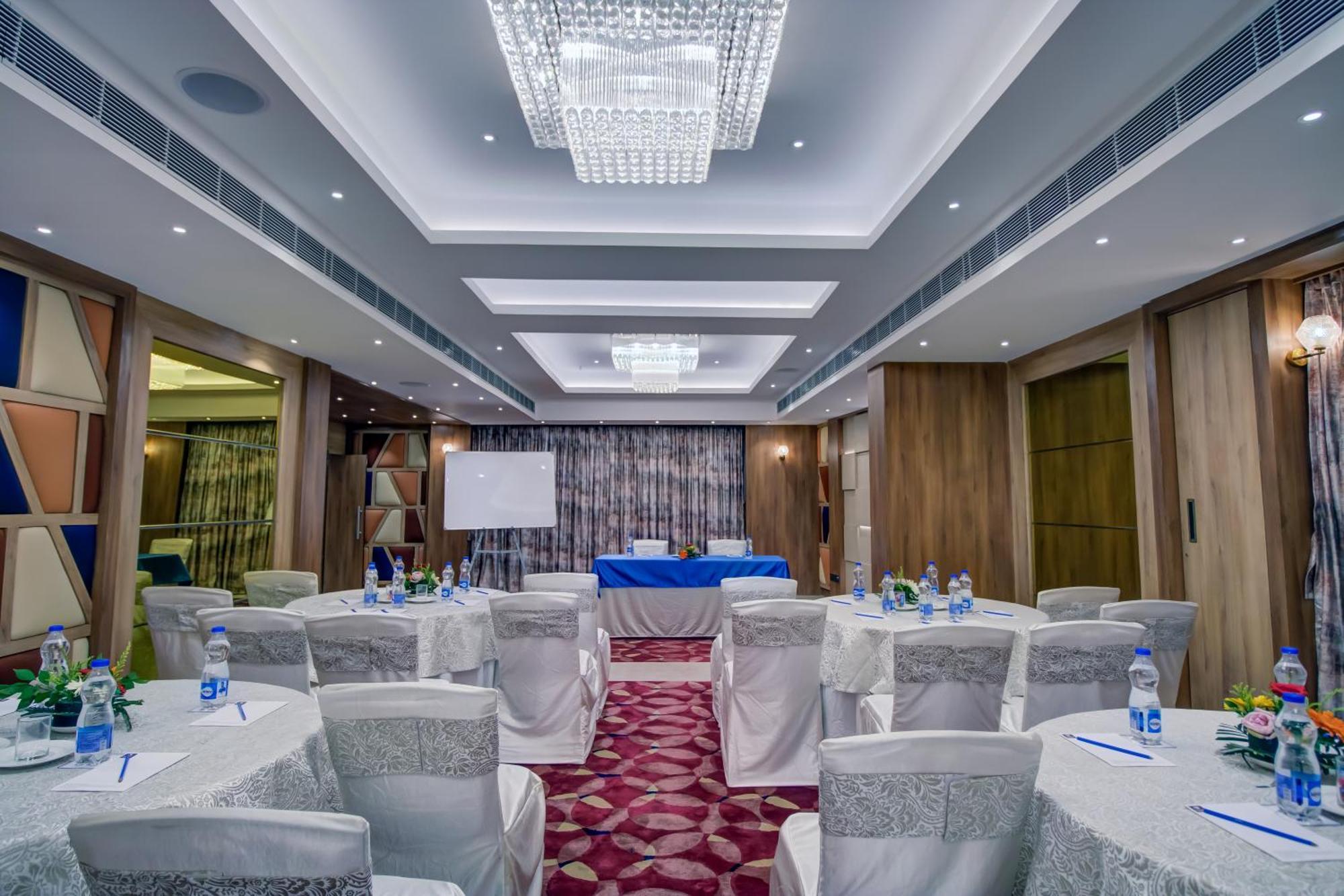 Cozzet Victoria Hotel Бхубанешвар Екстериор снимка