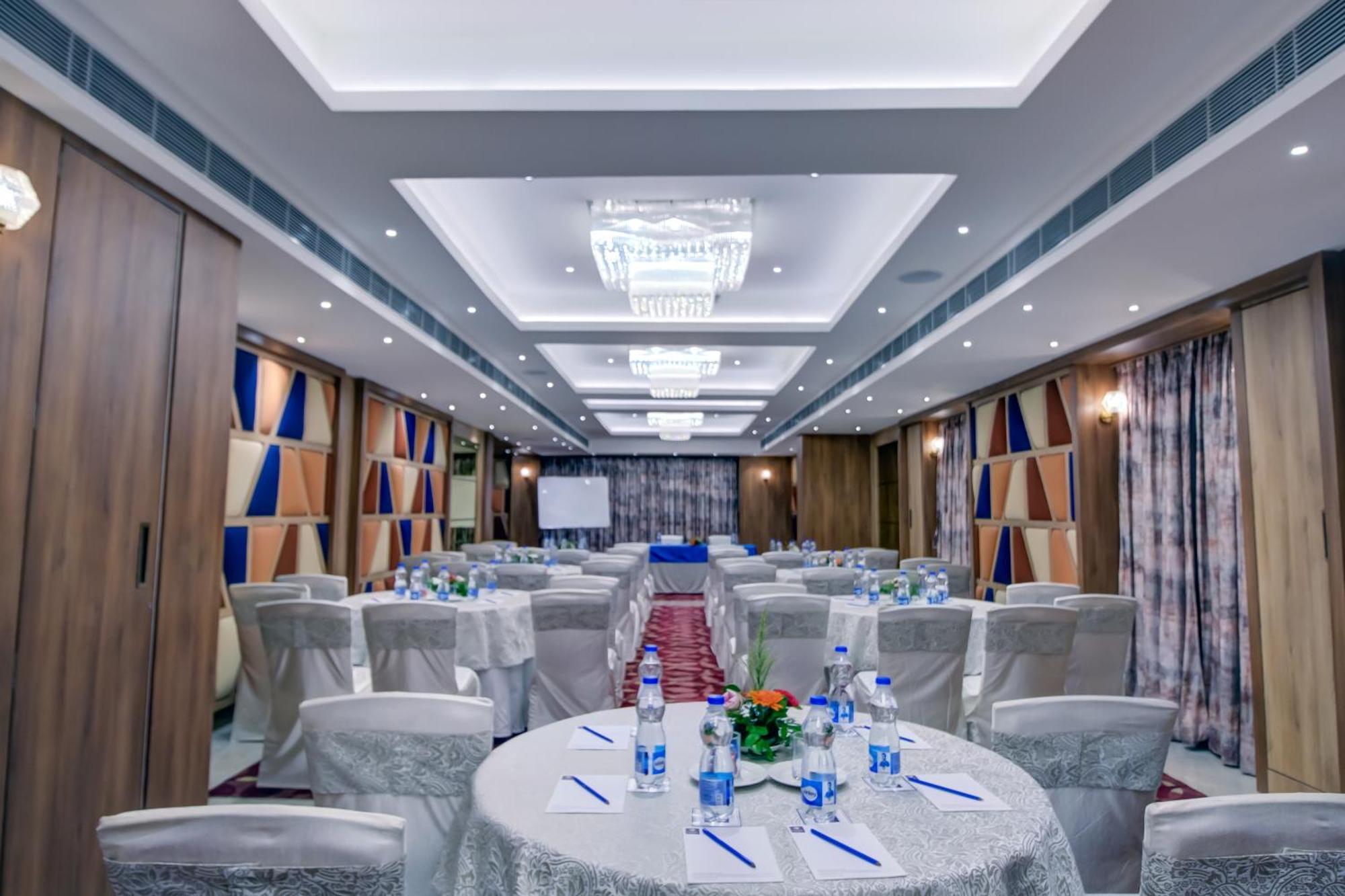 Cozzet Victoria Hotel Бхубанешвар Екстериор снимка